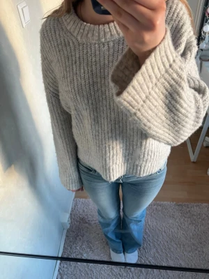 Grå stickad tröja från Gina Tricot - Ljusgrå stickad tröja från Gina Tricot💕Säljer för har inte kommit till användning