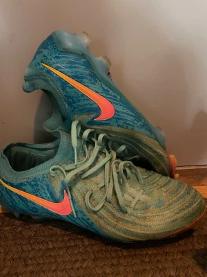 Phantom gx Luna Elite  - Säljer mina fotbollsskor som jag använt i en halv säsong, skorna är i bra skick och inte sönder nånstans. Jag köpte skorna för 3000kr! Dem är i storlek 40. Man får även med sko kartongen som tillhör skorna!