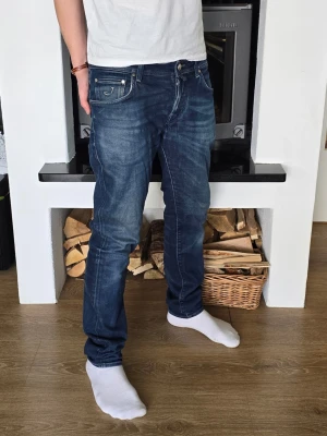 Jacob Cohen - Tvärfeta Jacob Cohën jeans i storlek 32, modell: "Type 622 .C". Lätt de fetaste Cohën jeansen på Plick. De har varit flitigt använda så är lite slitna, men de har fortfarande mycket kvar att ge. Nya kostar de över 5000 kr vilket för mitt pris relativt billigt. De är lagade i fickan men märks inte av när man har på sig dem (vill du ha bilder är det bara att skriva till mig). Jag på bilden är ca 180 cm lång. Undrar du något är det bara att du hör av dig! 