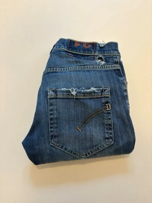 DonDup jeans - Marinblåa DonDup jeans med slitningar //  Slim fit //  Mycket bra skick med slitningar som syns på bilderna //  Storlek 31 //  Midja bredd 37cm  Längd 90cm  Innerben längd 67cm  Lårvidd 26cm  Benöppning 14cm  Skriv vid minsta fråga eller fundering🤝
