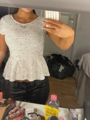 Söt topp - Jätte fin topp från bikbok💕 den har en volang lägst ner och svarta detaljer i möstret! Knappen har tyvärr lossnat och jag har inte kvar den men den sitter fortfarande bra, se sista bilden!