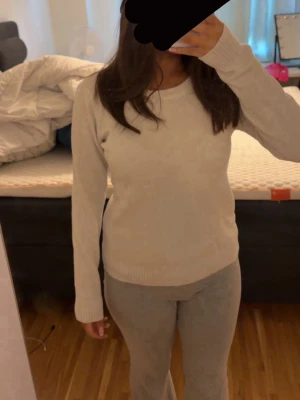 Beige stickad tröja från VILA - Säljer en enkel och stilren beige stickad tröja från VILA. Törjan är i nyttskick och den är inte nopprig, Pris går att diskutera och jag kan skicka de snabbt! 💕