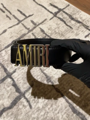 AMIRI bälte - Säljer en helt ny Amiri bälte som är 110cm lång. Är det något du undrar över skriv direkt. Vill du köpa andra bältet "Burberry" så finns den i min profil. Passa på och köp❄️