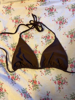 Brun bikini - Brun bikini, helt ny! Underdel säljs separat🤎 Storlek M(48) men är mer som en L(40). Nypris:221kr