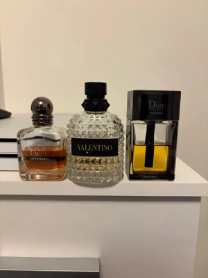 Parfymset från Armani, Valentino & Dior - Säljer tre exklusiva parfymer: Armani stronger with you Intense i en elegant rundad glasflaska med silverlock, Valentino born in roma i en kristallmönstrad transparent flaska med svart etikett och lock, samt Dior Homme Intense i en stilren fyrkantig glasflaska med svart lock och detaljer. pris går att diskutera 