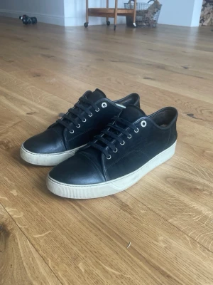 Lanvin Svarta Blank  - Tja! Säljer mina Lanvins nu eftersom de inte används längre.  || Bra skick med tanke på hur länge jag har haft dem, några slitningar här och där men helhetsintrycket är bra! || Storlek: 44-45 (Tror US11)  || Skicka gärna frågor eller prisförslag så svarar jag, är villig att gå ner en bra bit i pris 👌