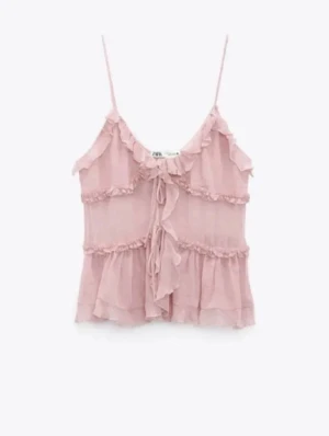 Rosa volangtop från Zara med knyt - Supersöt ljusrosa linnetopp från Zara med tunna axelband, volangdetaljer och knyt framtill. Toppen är perfekt till både kjol och jeans! Den här underbara toppen har slutat säljas, inga tecken på andvändnig eller fläckar❤️passar både xxs-s❤️