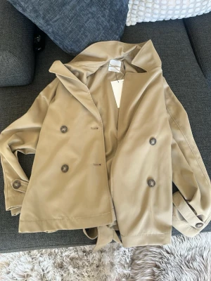 Trenchcoat  - Säljer min trenchcoat från strandivarus. Köpt på Zalando men den var alldeles för stor och har tappat bort paketet så kan inte skicka tillbaka den☺️ den är slutsåld överallt!