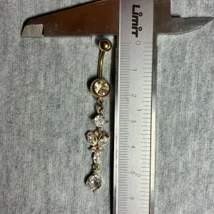 ✨ NY oanvänd navelpiercing med hänge - Kirurgiskt stål 316L  - ✨ NYTT oanvänt smycke i kirurgiskt stål! 🌸 Hållbart & Rostfritt: Slitstarkt 316L-stål som inte oxiderar eller rostar av fukt. 🌸 Säkert: Industristandard, skonsamt för läkta piercingar.  🛍️ 30 % BUNDLE-RABATT! Köp fler artiklar från min shop och få 30 % på allt! ✨ 📦 Frakt: Endast spårbart via Plick SafePay för vår trygghet.