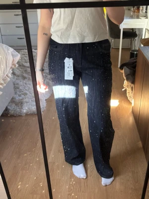 Rhinestone jeans från Gina - Super snygga jeans från gina med glitter paljetter, perfekt för att spicea upp en outfit! Aldrig använda och har prislapp kvar🥰