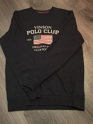 Svart sweatshirt från Vinson Polo Club - använd 3 gånger, Snygg svart sweatshirt från Vinson Polo Club. storlek 174/xs