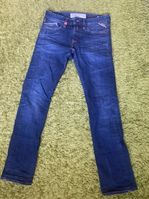Replay selvedge jeans - Säljer ett par mycket fina Replay-jeans i den klassiska modellen Waitom. Det här är inte standardmodellen, utan en mer påkostad version tillverkad i Selvedge-denim. W30/L32