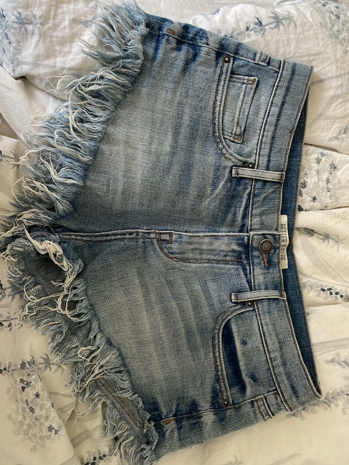 Blå jeansshorts med fransar