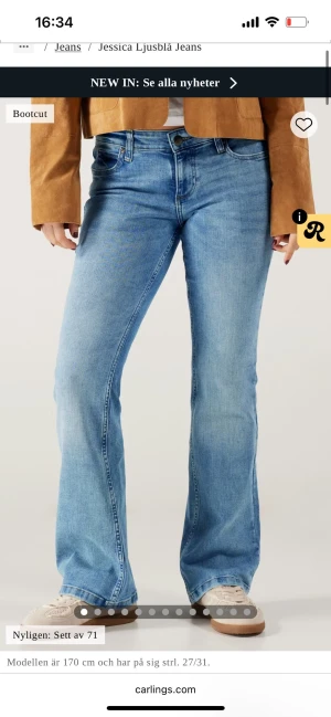 Ljusblå bootcut jeans  - Snygga ljusblå bootcut jeans från lee i modellen Jessica med klassisk femficksmodell och normal midja. Jeansen har en lätt tvättad look och är tillverkade i mjuk denim med lite stretch för extra komfort. Perfekta för dig som gillar en avslappnad men trendig stil.