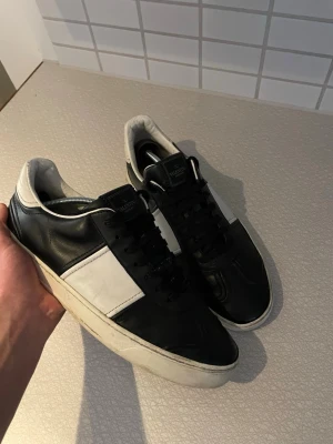 Valentino flycrew  - Säljer ett par feta Valentino flycrew i strl 43,5. Riktigt fint skick. Två nitar saknas, de andra sitter på plats. Men märks inte vid användning. Annars inga konstigheter.