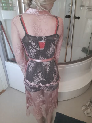 Nattlinne/morgonrock - Jätte gullig morgonrock. Spets tyg på ryggen. 