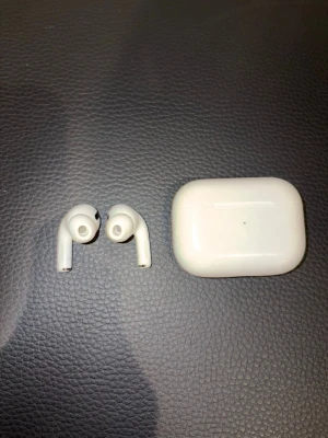  AirPods Pro  2 - Säljer mina Apple AirPods Pro. Bekväma hörlurar med silikonpluppar som sitter bra i öronen. Perfekta för musik och samtal.