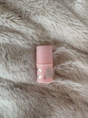 Blush stick från Caia ”Sweet Swirl” - Säljer ett blush stick från Caia i en vacker rosa färg. Rouget har en krämig formula som är lätt att applicera direkt på kinderna för en naturlig glow och en vacker färg.