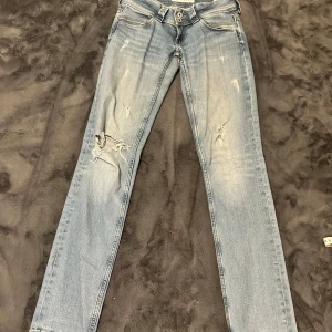 Pepe Jeans Venus straight jeans ljusblå - Säljer dessa fina ljussblå straight fit jeans från Pepe Jeans, modell venus med snygga slitningar då de tyvärr var lite för stora💕 (bilder från förra säljaren) 