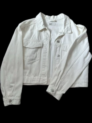 Vit jeansjacka från Gina Tricot - Snygg vit jeansjacka från Gina Tricot. Jackan är i storlek L, lite boxig men bär vanligtvis S och den passar mig perfekt. 🤍Inga alls defekter på jackan. 