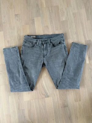 Levi's 502 grå jeans W28 L32 - || Märke: Levis || Storlek: W28 L32 || Färg: Grå || Skick: 8/10 || Nytt pris: 1199kr || Mitt pris: 329kr || Skriv för frågor om prisförslag och frågor || 