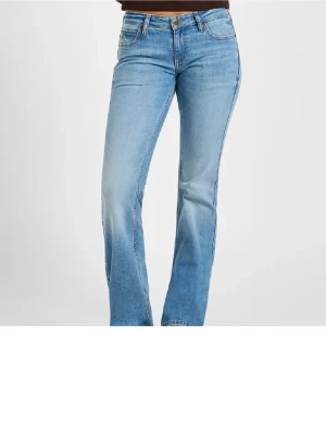 Ljusblå bootcut jeans från Lee - Säljer ett par ljusblå bootcut jeans från Lee med klassisk femficksdesign och normal midja. Jeansen har en snygg tvätt med lätt slitning framtill och Lee-logga på bakfickan. Tillverkade i mjuk denim med lite stretch för extra komfort.