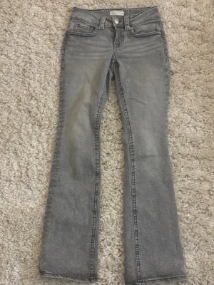 Grå bootcut jeans från Gina Tricot - Snygga grå bootcut jeans från Gina Tricot med klassisk femficksmodel. Använda ett fåtal gånger och finns inget tecken på användning. 