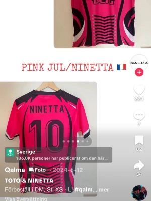 Rosa fotbollströja Qalma Ninetta - Snygg rosa fotbollströja från Qalma med svarta och vita detaljer. Tröjan har trycket 'TOTO' och siffran 10 på ryggen. Tillverkad i ett lätt och ventilerande material, perfekt för träning eller match. Kortärmad och sportig design.