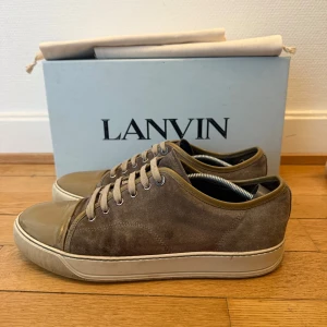 Lanvin sneakers  - Säljer nu dessa lanvin skor | Bra skick, har bara använt några gånger sedan jag hade köpt. Vet ej hur många gånger den var använt förut | Storlek 43 | Kommer med box och dustbag | Hör gärna av er vid frågor eller funderingar!