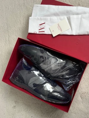 Valentino Rockrunner Skor - Valentino Rockrunners i en riktigt fet och populär modell! Fint skick, inga defekter. Allt og ingår. Storlek 42,5 passar även 43. Kontakta mig för fler frågor och funderingar!