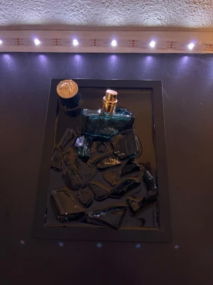 Versace, epoxy tavla - Jätte fin och unik epoxy tavla med varvade parfym. Skickar inom 0-1 dagar 🚚