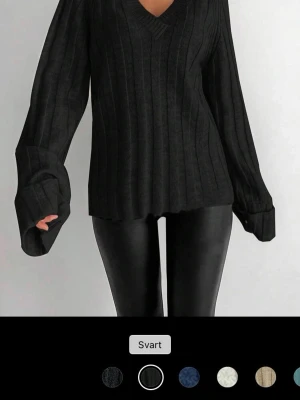 Svart stickad tröja med v-ringning - Säljes.Aldrig använd så i fint skick ❣️