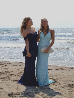 Balklänning  - Säljer nu min balklänning som är ifrån Dressroom. Den kostade 5000 kronor och är endast använd 1 gång och väldigt bra skick. Den är uppnästad men det är väldigt enkelt att ta bort om man vill det. Det är storlek XXS men passar mig som vanligtvis har xs. Finns extra paljetter som följer med. Skriv för mer info och bilder🥰