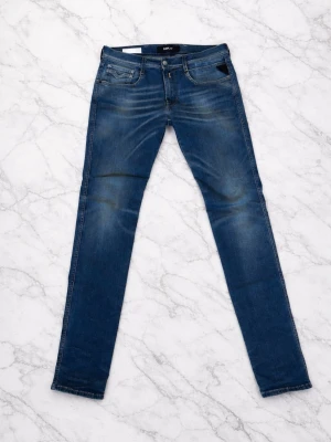 Blå slim fit jeans från Replay - Snygga blå slim fit jeans från Replay i modellen Anbass. Storlek W31 L34. Trendiga så passa på! 