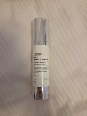 VT Mild Reedle Shot 50 serum - Milt ansiktsserum från VT i en elegant vit och silverfärgad pumpflaska. Produkten heter Mild Reedle Shot 50 och innehåller 38 000 CicaReedle, vilket passar för hudvård och ger en fräsch känsla. Perfekt för dig som vill boosta din hudvårdsrutin. Endast testad en gång.