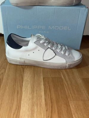 Philippe Model Paris - Säljer ett par snygga, Endast 1 gång använda  • Philippe Models • Vit och Navy 🤍💙 • Stilrena 🔥 • Riktigt feta skor inför sommaren passa på  • Storlek 43