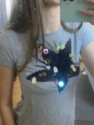 Tshirt med paljetter - Tshirt med paljetter, storlek 140 men passar mig som har xs/s💗