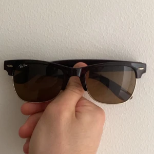 Ray-Ban svarta solglasögon Wayfarer - Klassiska Ray-Ban Wayfarer solglasögon med svart båge och mörka glas. Snygg retrostil med metall-detaljer vid fronten. Perfekta för dig som vill ha en tidlös och cool look. Ray-Ban-logga syns på båda sidorna. Pris kan diskuteras vid snab affär 