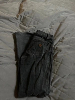 Mörkgråa lågmidjade jeans  - Super snygga lågmidjade jeans i färgen mörkgrå, från märket Abrand Jeans. Nästan aldrig använda, säljer eftersom de är för små för mig!