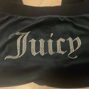 Juicy byxor - Säljer dessa mjukisbyxor från Juicy då dom ej är i min storlek. Inga hål och i mycket bra skick. 