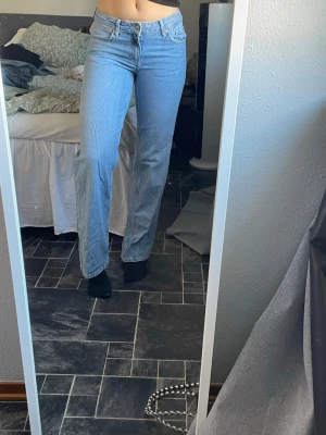 Ljusblå låga raka jeans från 157 - Säljer ett par ljusblå raka jeans från 157 med låg midja. Aldrig använda och nu är de för små. Är 174cm för referens❣️