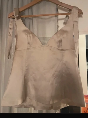 Champagnefärgad satinlinnetopp - Säljer en champagnefärgad linnetopp i satin, säljer pågrund av att den är för stor!
