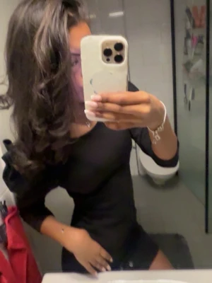 Svart kort klänning med puffärm - Säljer en svart kort klänning med puffärm och rund halsringning. Klänningen har en tight passform och är tillverkad i ett stretchigt material som sitter snyggt på kroppen. Perfekt för dig som gillar en enkel men stilren look🌸