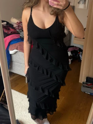 Svart volangklänning - Säljer denna svarta volangklänningen. Kan båda stylas till sommaren eller som en kvällsklänning💕 