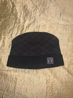 Svart mössa - Svart mössa använd ganska många gånger, och den är bredare än alla andra mössor.