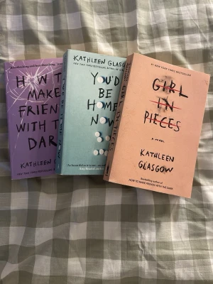 Kathleen Glasgow trilogi pocket - Säljer tre pocketböcker av Kathleen Glasgow: 'How to Make Friends with the Dark' (lila omslag), 'You'd Be Home Now' (ljusblått omslag) och 'Girl in Pieces' (rosa). Alla böcker har unika omslagsdesigner och är på engelska.