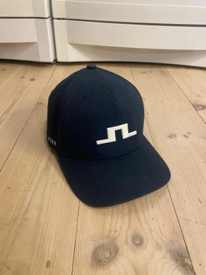 J.Lindeberg Keps - Använd fåtal gånger i bra skick, storleken är 58.