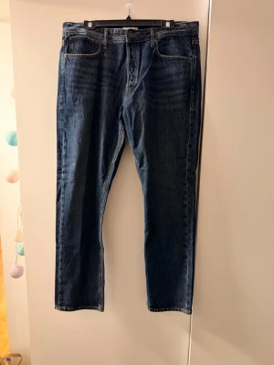 Blåa jeans loose  - Blåa jeans från jack & Jones modell loose storlek 36/34 helt nya!!!