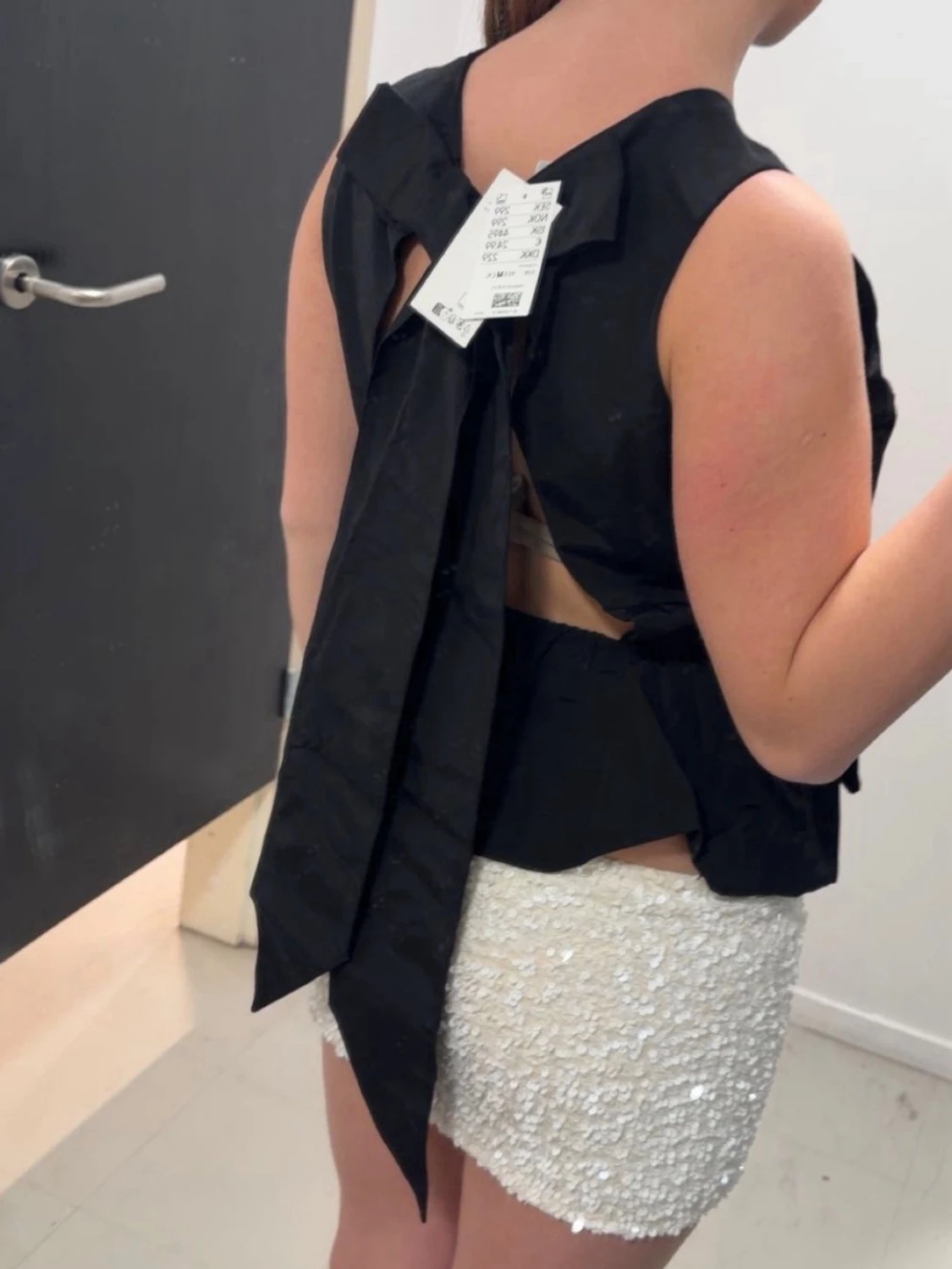 Svart ärmlös topp med rosett - 1