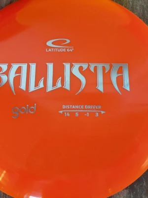 Latitude 64 Ballista discgolf discar - Säljer flera Ballista discgolf discar från Latitude 64 i färgerna röd, gul och orange. Modellen är Gold Distance Driver med siffrorna 14, 5, -1, 3. Tillverkade i slitstark plast och har en rund, aerodynamisk form perfekt för långa kast.